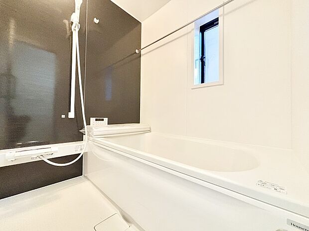 一日の疲れを癒してくれる明るい清潔感のあるバスルーム