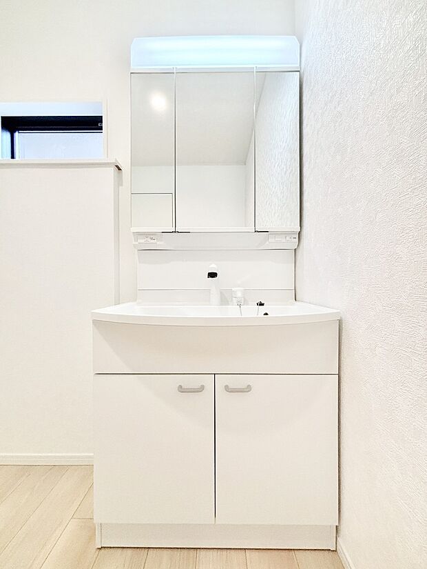 スタイリングに便利な三面鏡、ミラーキャビネットで細かい物スッキリ