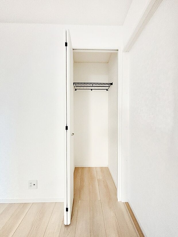 リビング収納。ここに収納があると物が集まるLDKがスッキリ片付きそうですね。