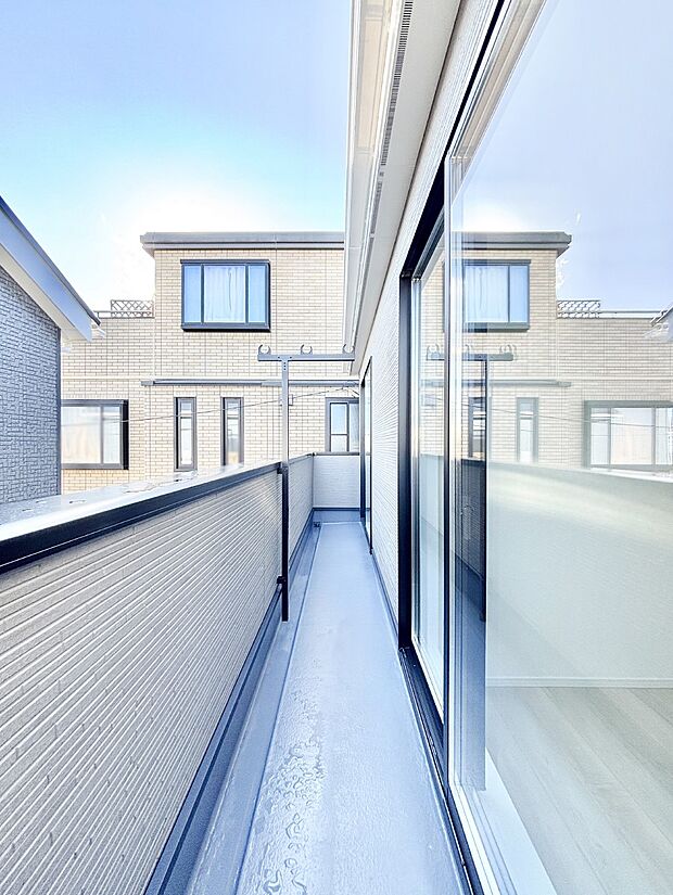 ゆったりバルコニーだから沢山お洗濯ものを干せます。