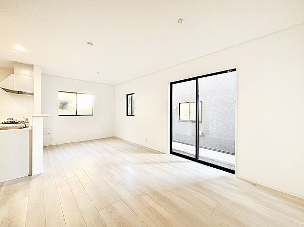 大きな窓からたっぷりの陽光と風を感じられるリビング