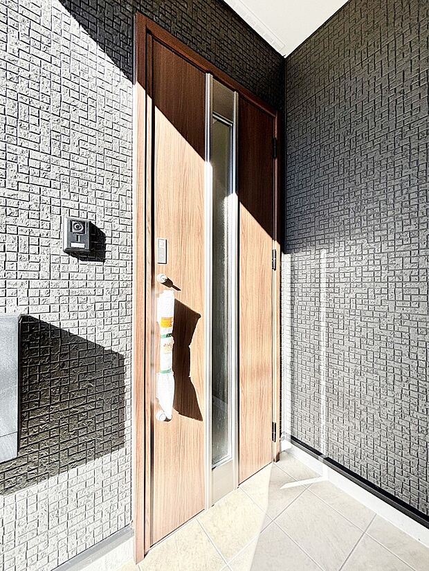 大切な家族、来客を出迎える玄関。