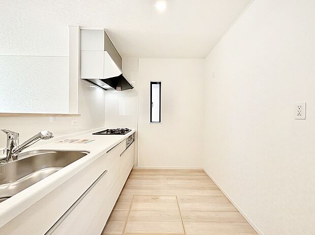 爽やかな風が通り抜けるキッチン。窓があるので明るく換気にも役立ちます。