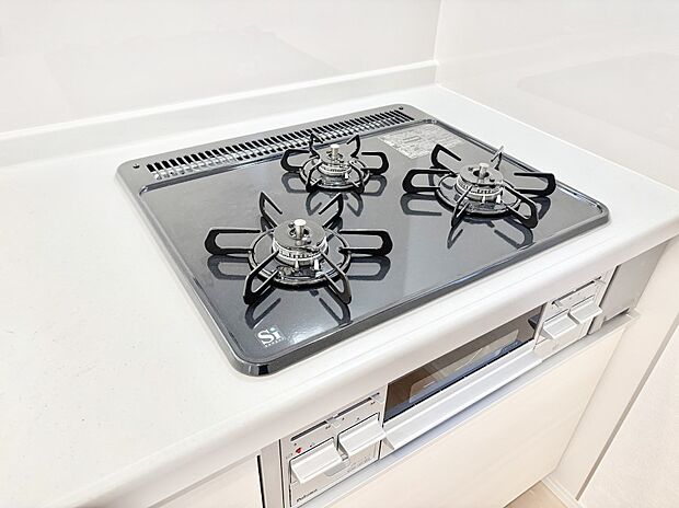 ガスコンロはＳｉセンサー搭載。火力調節や焦げ付き・消し忘れも防いでくれます。