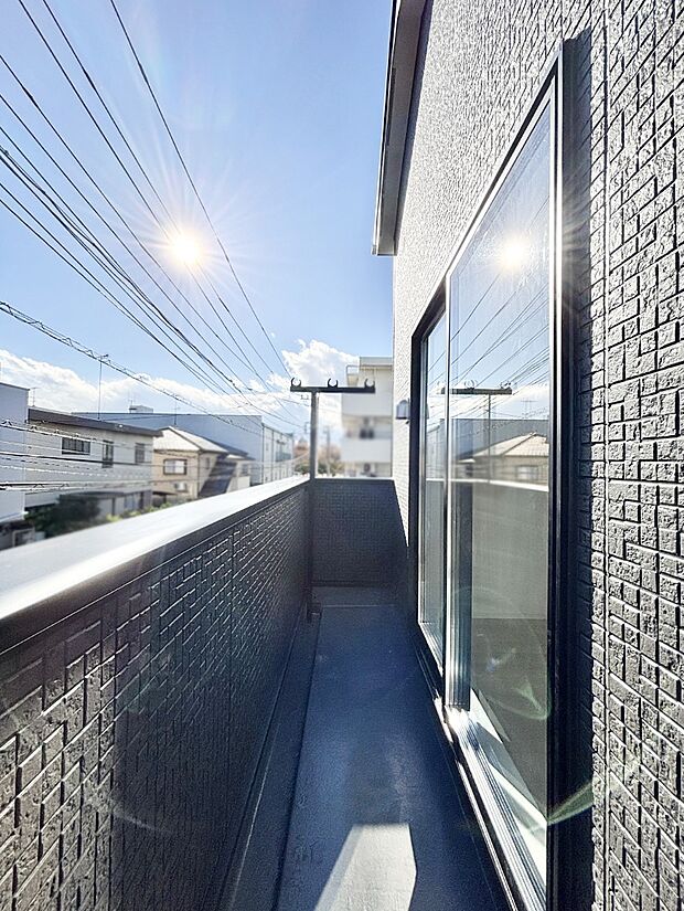 暖かな陽光が降り注ぐバルコニーはお洗濯におすすめ。爽やかな風も心地よいです。