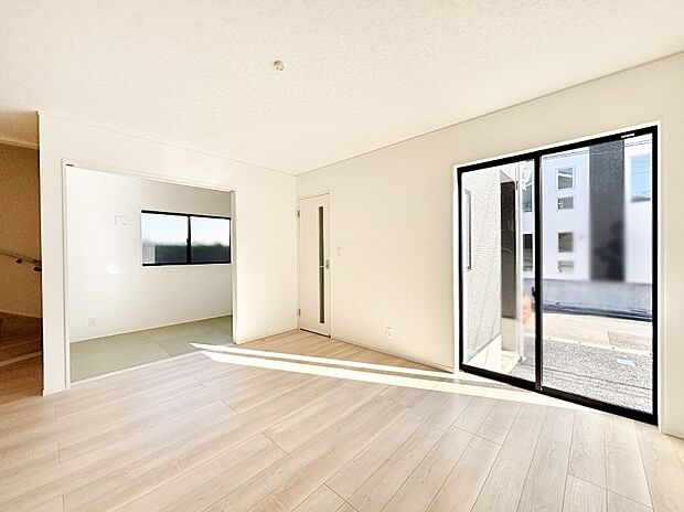 隣接の和室を開放すればさらに広々空間に