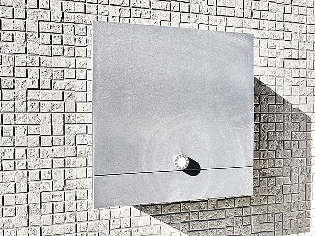 シンプルデザインのポスト。