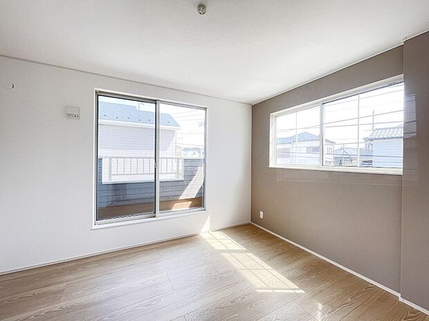 明るいバルコニーサイドに洋室を設置。目覚めの良い寝室に。 