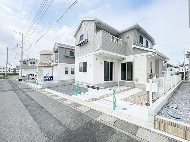 前面道路はきちんと整備されています  