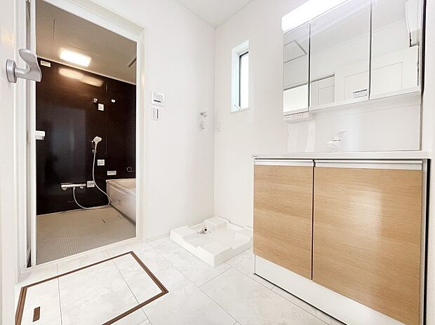 清潔感ある洗面化粧室で朝の身支度も快適