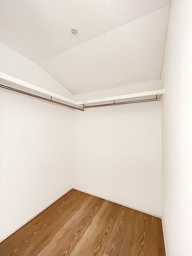ウォークインクローゼット付きで生活空間を広く利用できます。