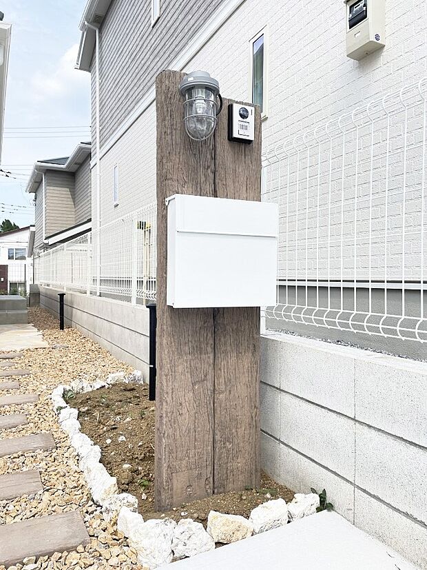 シンプルデザインのポスト。