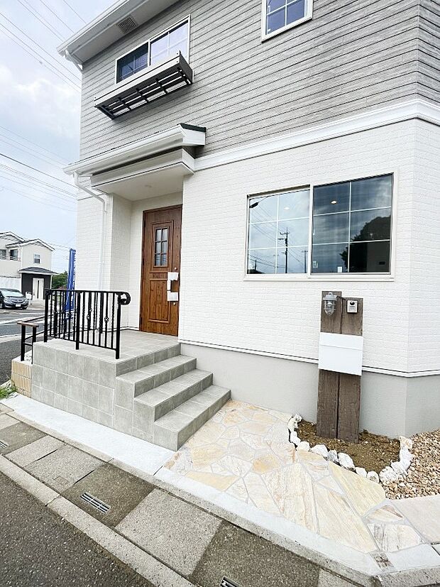 大切な家族、来客を出迎える玄関。玄関前は屋根付きで雨が降っていても濡れにくいです。