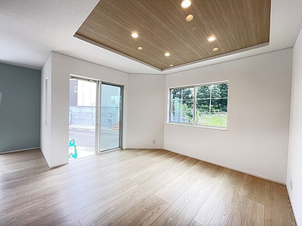 明るい陽光が注ぎ、寛ぎの雰囲気に満たされるリビング・ダイニング。 