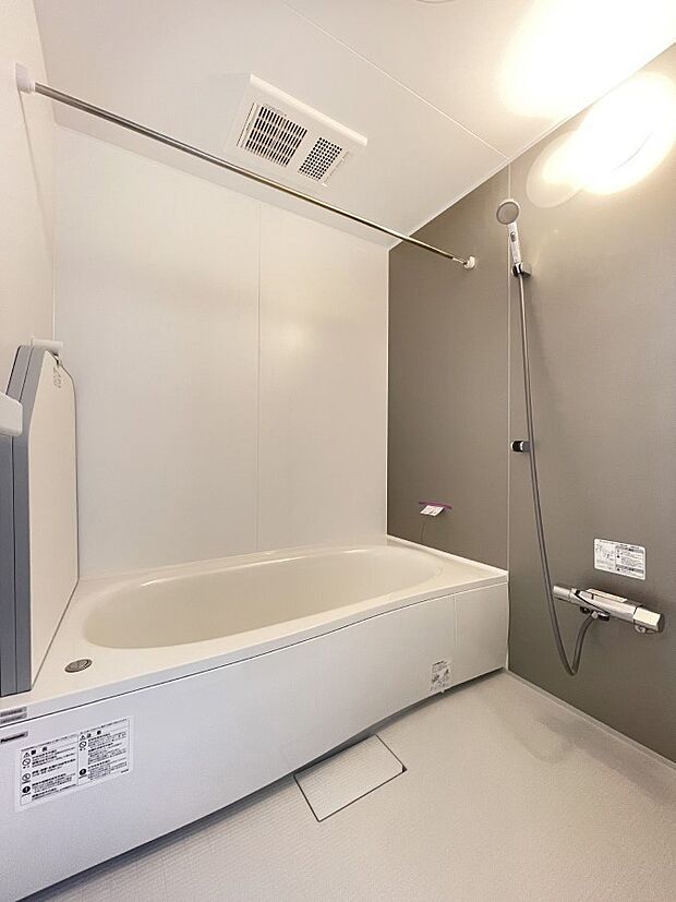 落ち着いた色合いの壁面、ゆっくりゆったり寛げるバスルーム。 