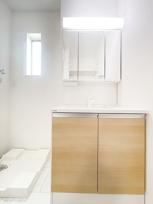 三面鏡が嬉しい洗面化粧台です。 