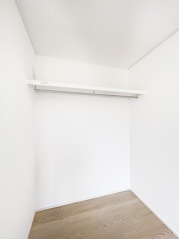 洋室のクローゼット。棚やハンガーパイプを設置し、機能的に整理が出来ます。  