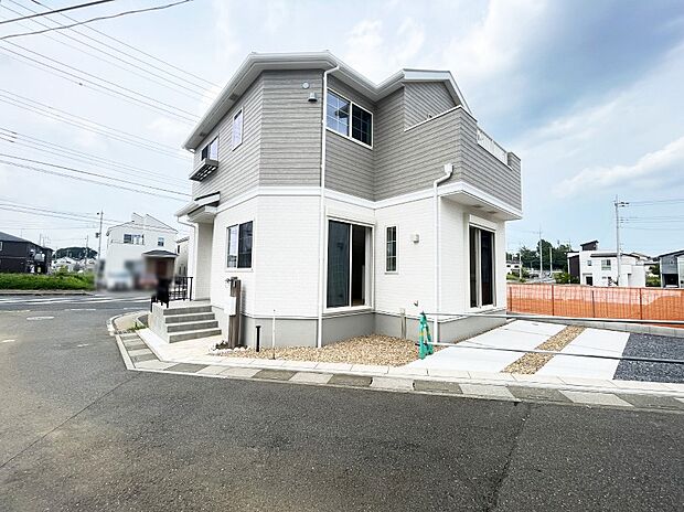 角地なので日当たりも良く、お家が堂々として見えます。