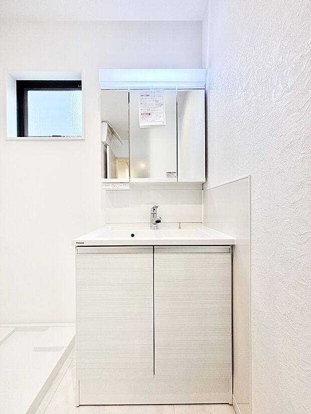 収納力と機能性に優れたお手入れラクラク洗面化粧台！