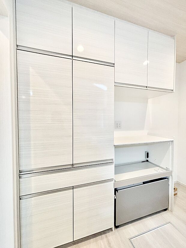 カップボードも標準装備 広々スペースでお料理しやすいキッチンです