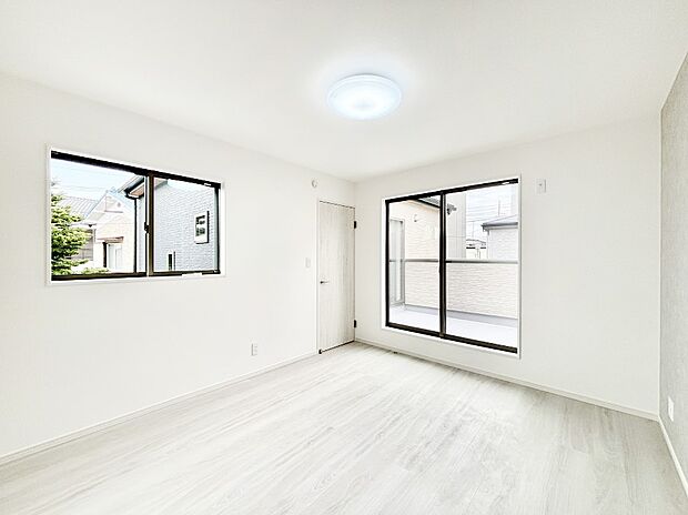 バルコニーが開放感をプラスしてくれる洋室。