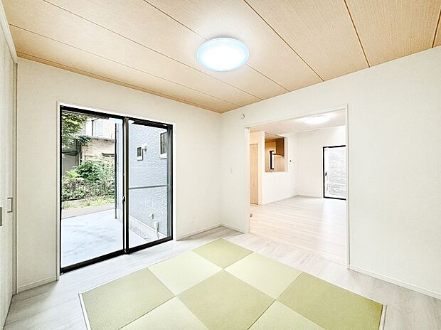 リビングと隣り合っている和室。ほっと一息できる和の空間も忘れずに。