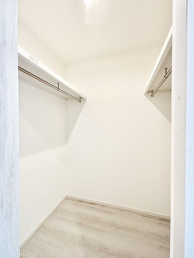 洋室のWIC。奥行きがあるので厚手の衣類もすっきり収まります。