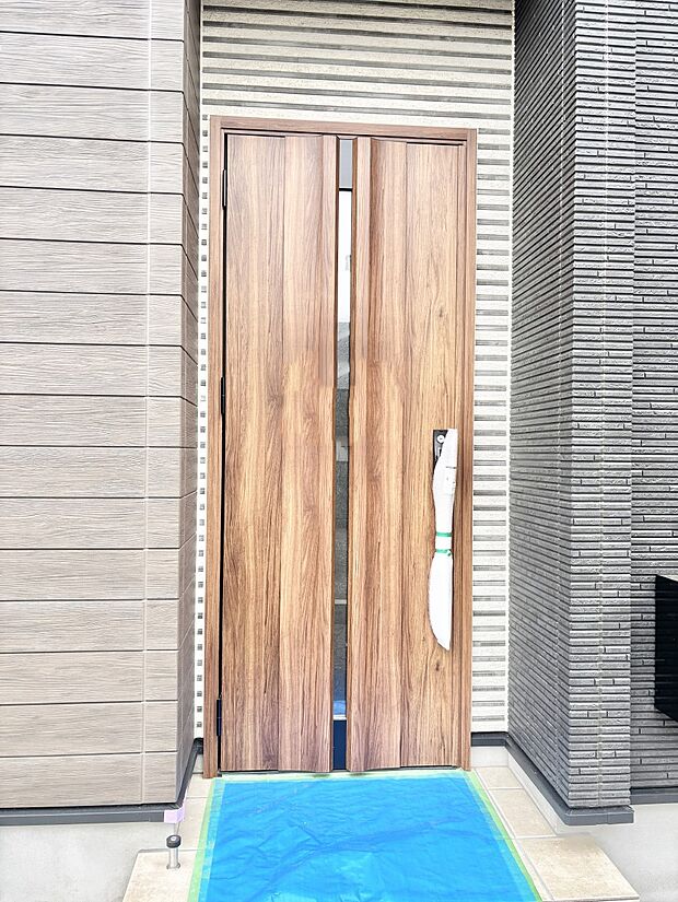 大切な家族、来客を出迎える玄関。