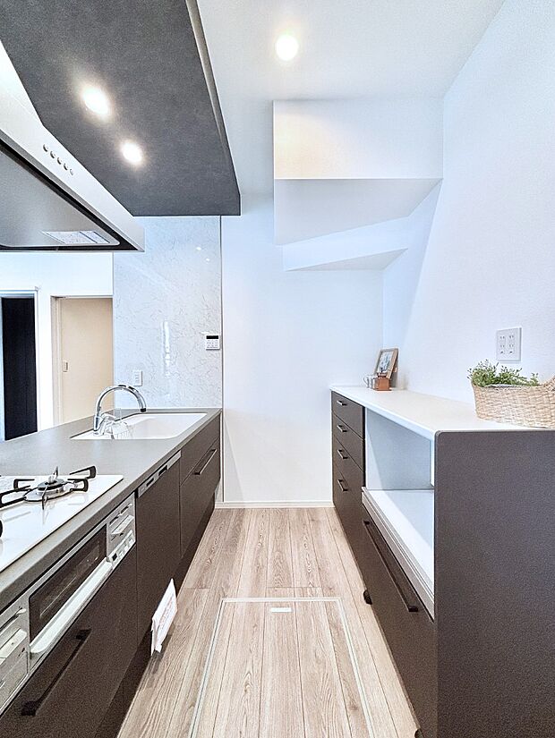 料理をしながらでもご家族との会話を楽しめる対面キッチン