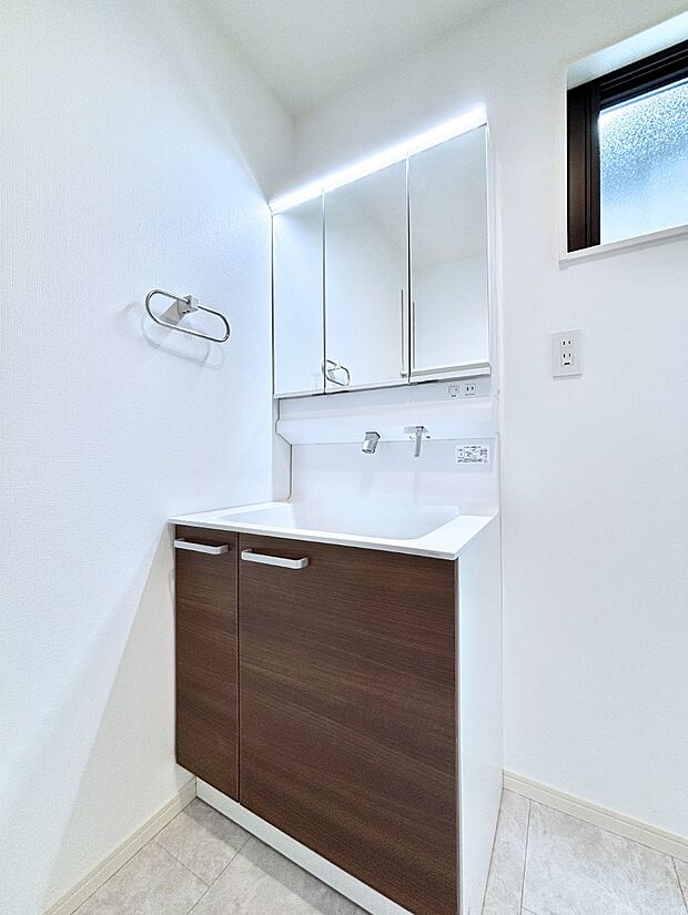 大きく見やすい三面鏡で清潔感ある洗面台は、身だしなみチェックや肌のお手入れにおすすめです。