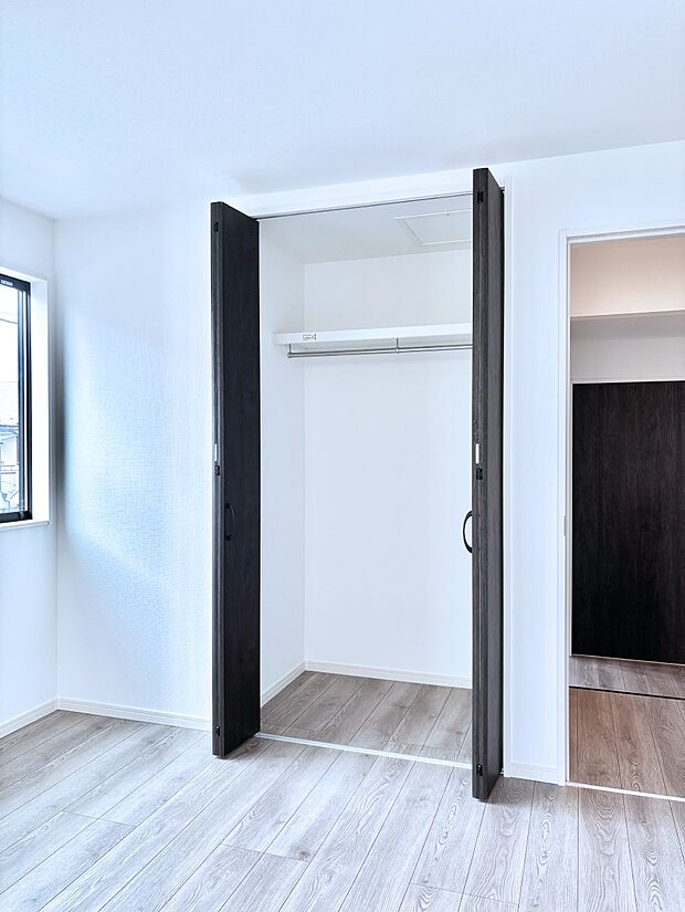 洋室のクローゼット。奥行きがあるので厚手の衣類もすっきり収まります。