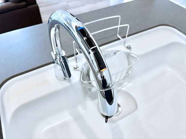 いつでも清潔なおいしいお水を。一つの水栓で水道水と浄水を使い分け。