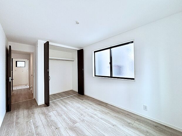 明るいバルコニーサイドに洋室を設置。目覚めの良い寝室に。 