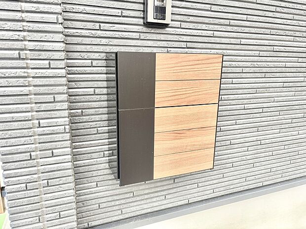 表札・インターホン・ポストをひとつに集約。エントランスになじむシンプルデザイン。