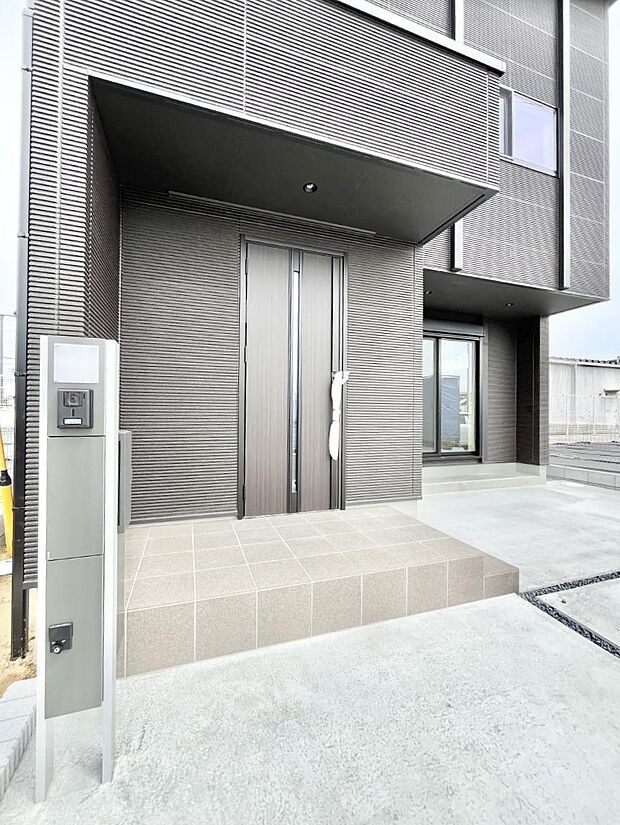 大切な家族、来客を出迎える玄関。