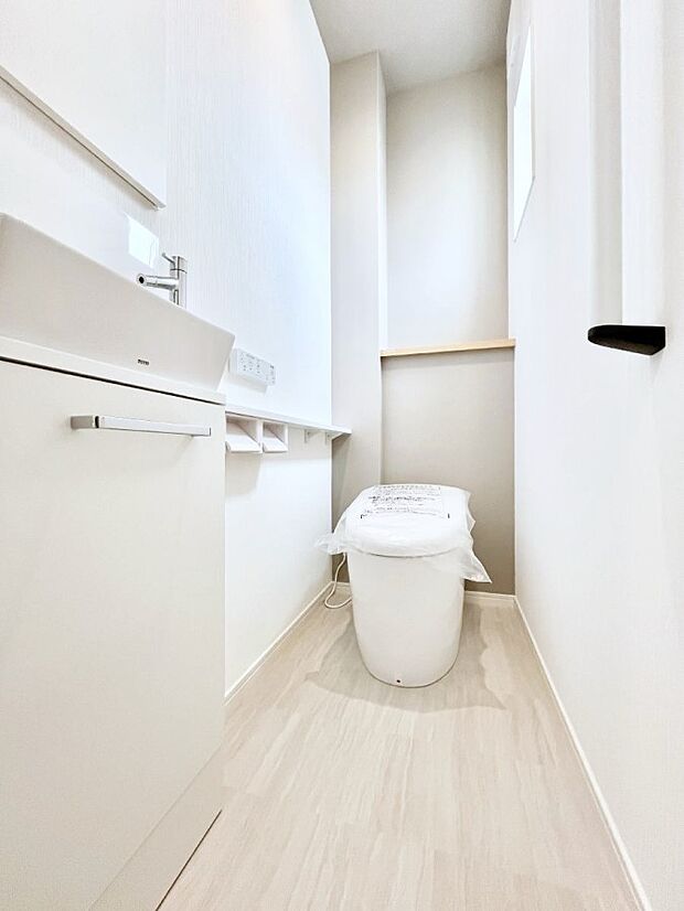 明るく清潔感のあるトイレです。