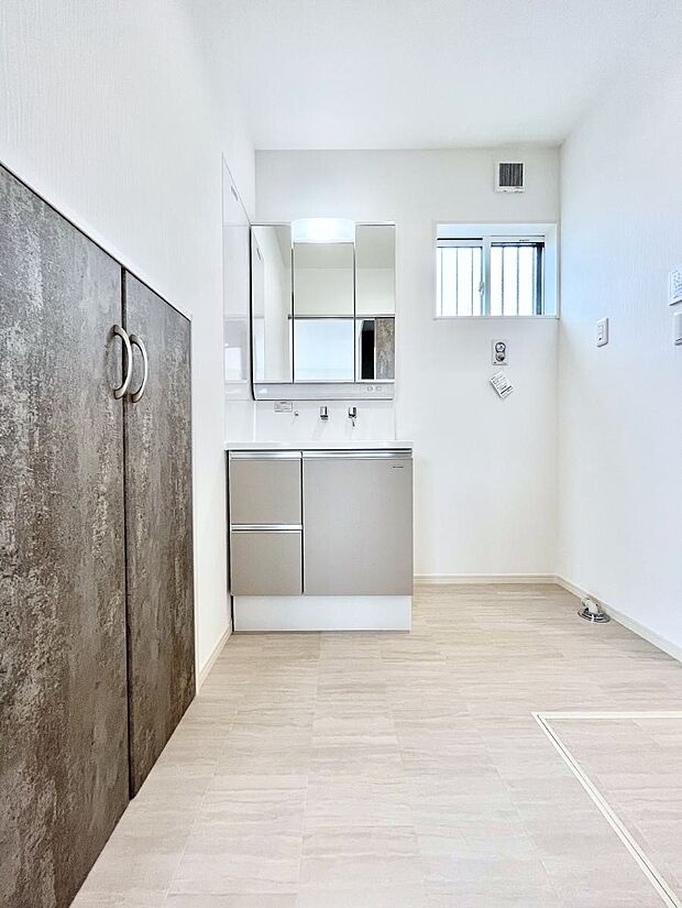 明るい洗面所は毎朝の身支度も楽しくできちゃいそうです。