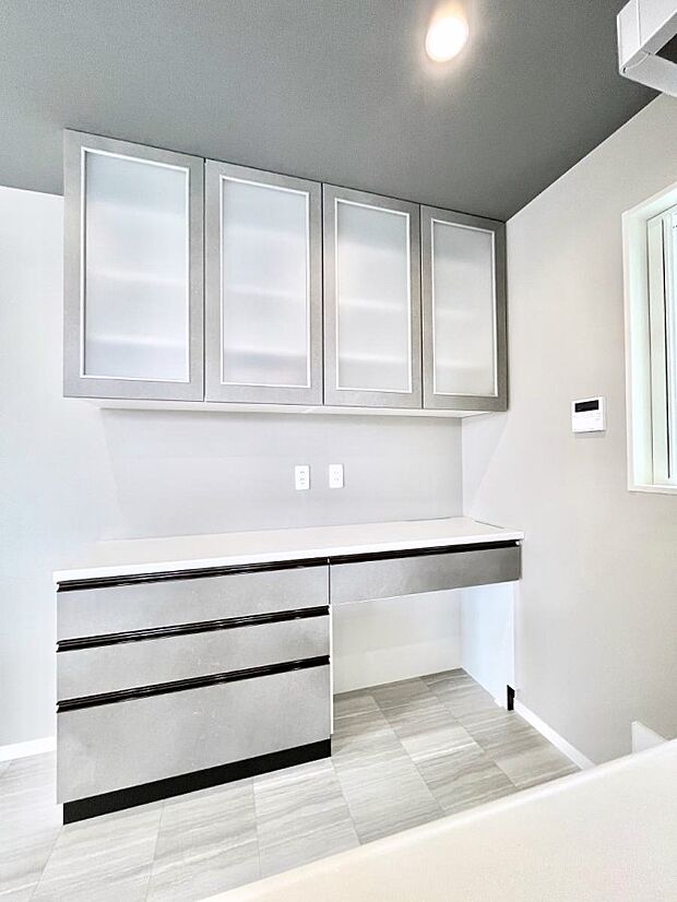 カップボードも標準装備 広々スペースでお料理しやすいキッチンです