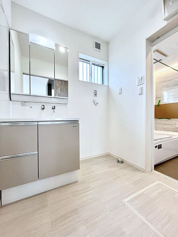 清潔感ある洗面化粧室で朝の身支度も快適