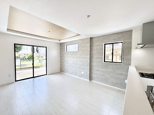 大きな窓からたっぷりの陽光と風を感じられるリビング