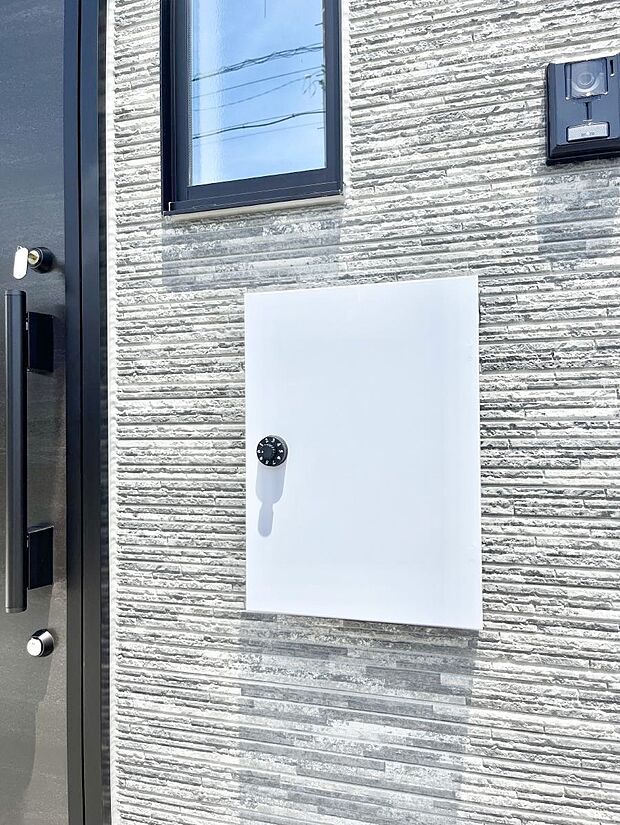 シンプルデザインのポスト。