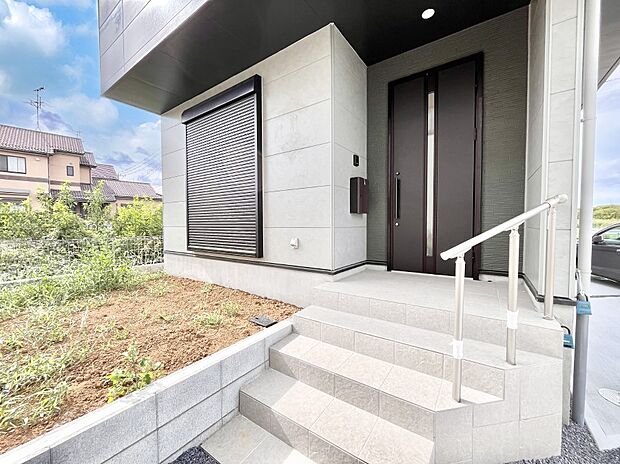 大切な家族、来客を出迎える玄関。