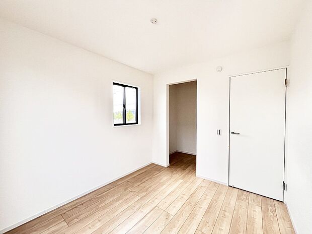 ウォークインクローゼットがあるお部屋。季節ごとの入れ替えも不要で便利です!