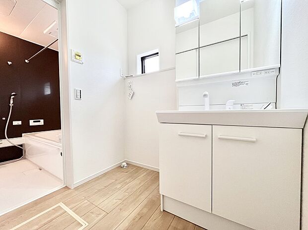 ゆとりの洗面スペースで朝の身支度もスムーズに