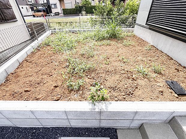 住まいに明るい光と開放感を演出してくれる庭スペース付き!