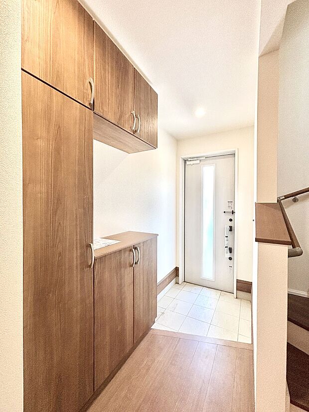 明るい玄関はお客様をお出迎えするのにぴったりです!