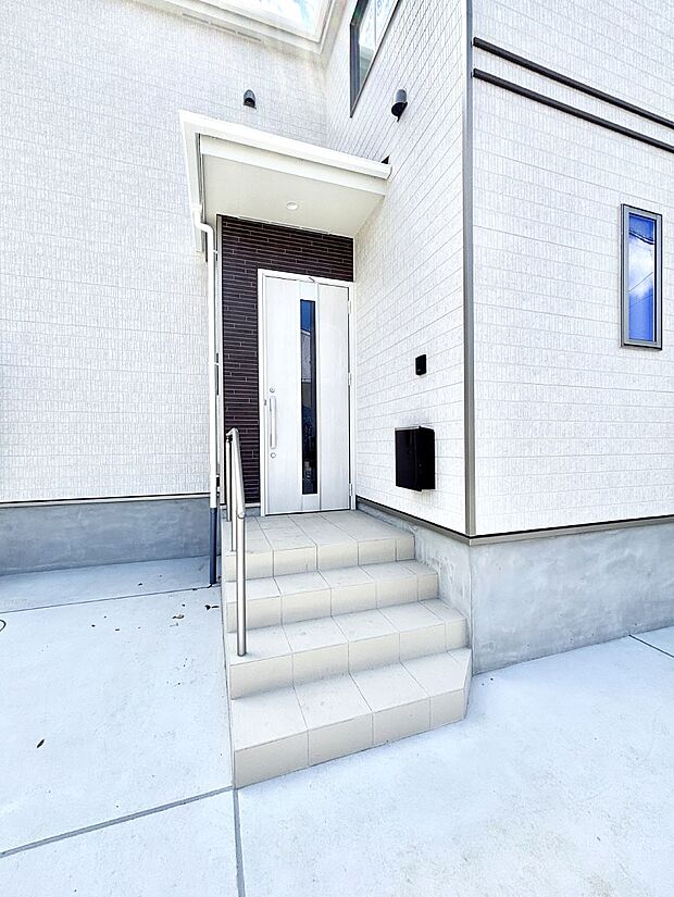 大切な家族、来客を出迎える玄関。