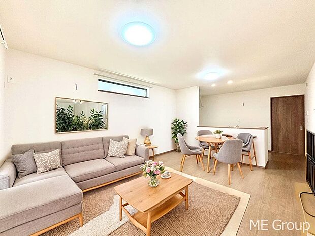 ご家族の賑やかな話し声で包まれる明るいリビング ※家具はCGです