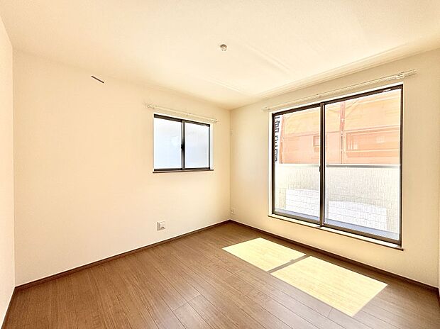 明るいバルコニーサイドに洋室を設置。目覚めの良い寝室に。