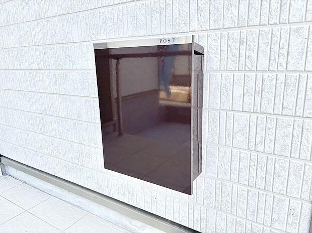 シンプルデザインのポスト。